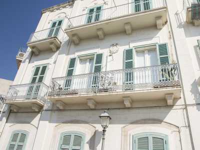 Oltrepassato un elegante edificio ottocentesco a colori pastello...